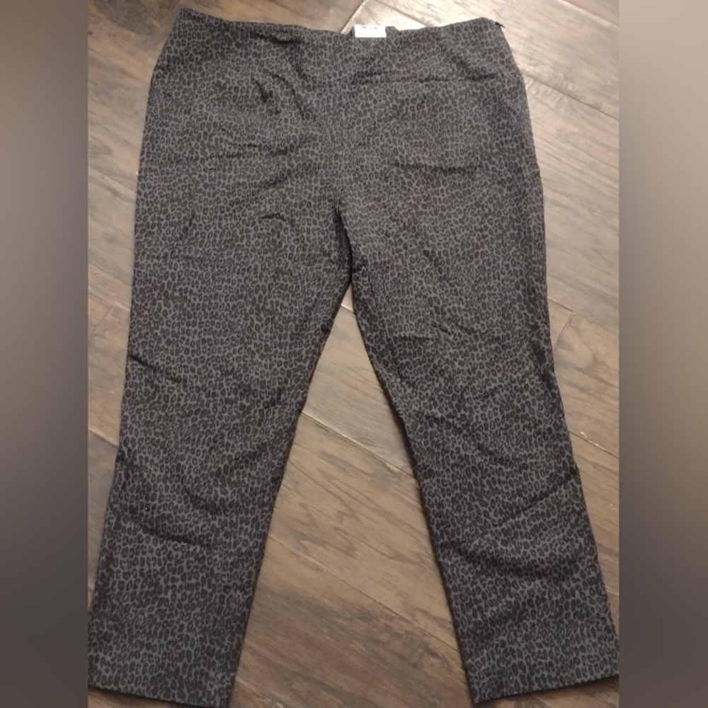 Time and Tru Black and Gray Capris with Relaxed Fit Size 20.